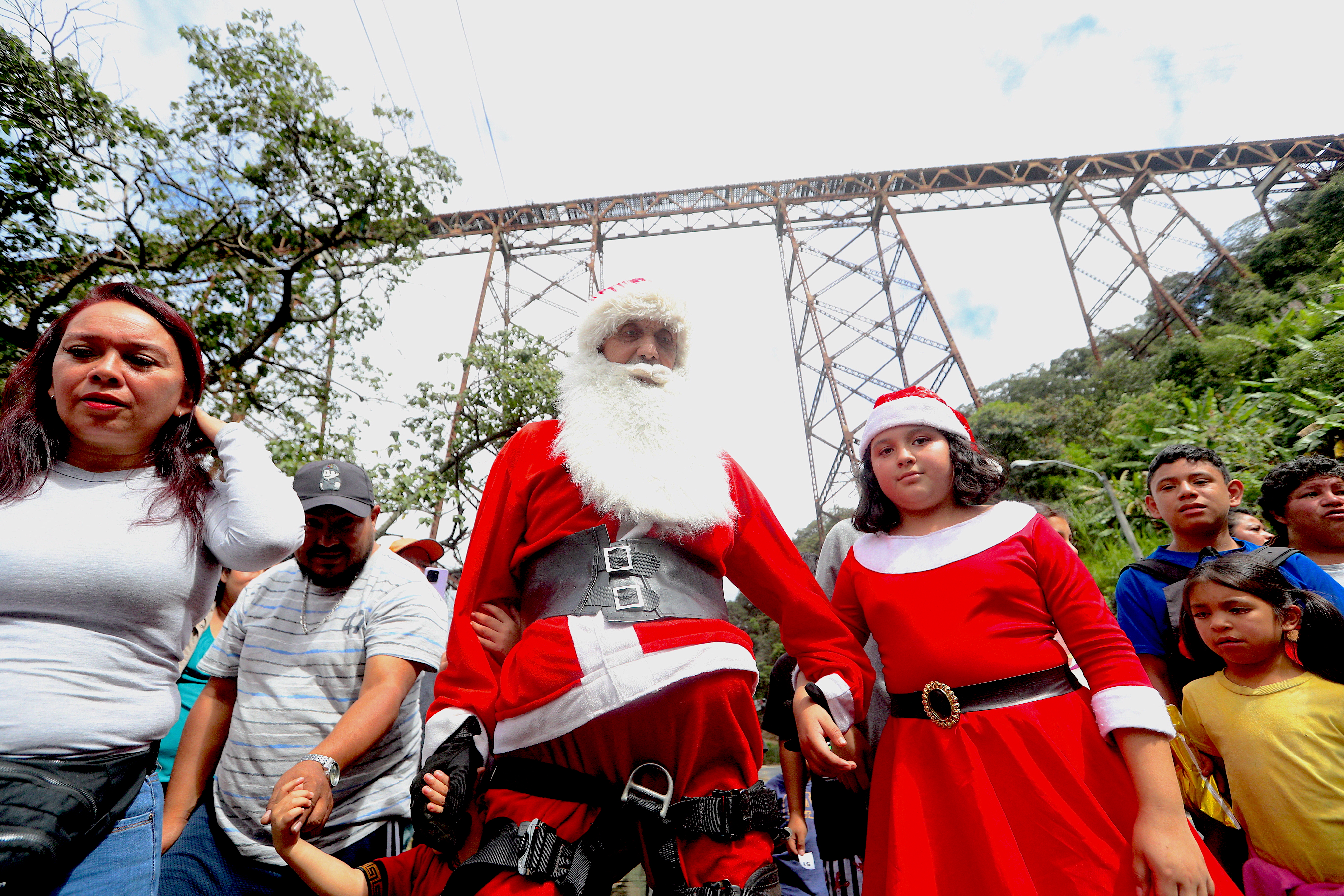 Mayor Héctor Chacón, de los bomberos municipales, realizó su tradicional descenso desde el puente las vacas para entregar juguetes a niños de varias colonias del sector.

descendió desde una altura de entre 70 y 90 metros, una maniobra que requiere alta preparación física, mental y el acompañamiento de su equipo de rescate.
Foto: 
BYRON RIVERA 
21/12/2025