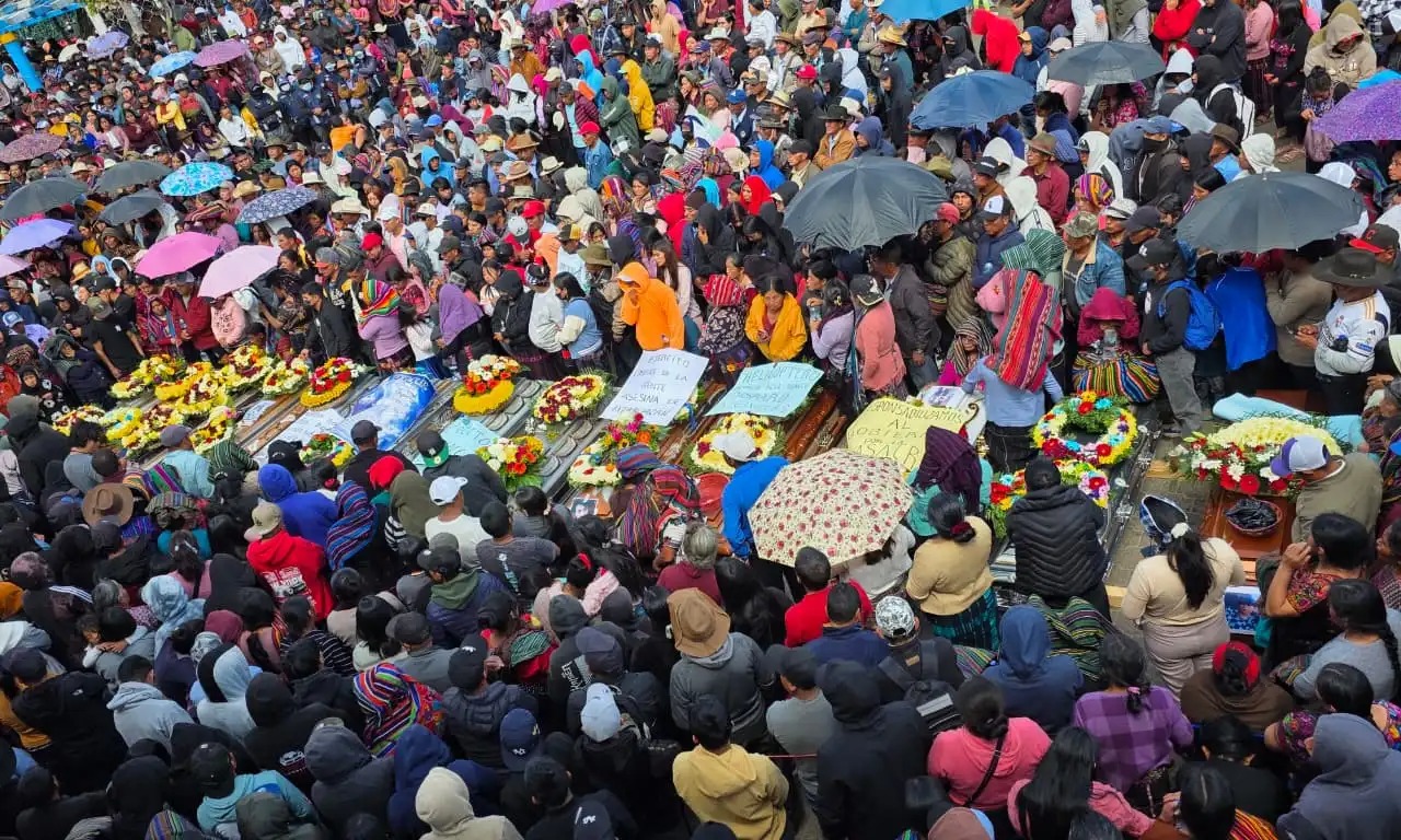 Pobladores de Nahualá despiden a víctimas del conflicto con Santa Catarina Ixtahuacán en Sololá