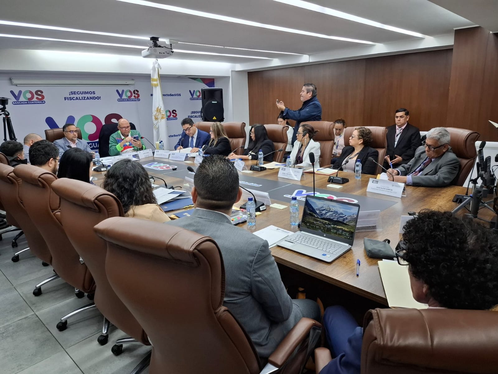 Nueva dirigencia de VOS denuncia a exsecretario por supuesta contratación ilegal