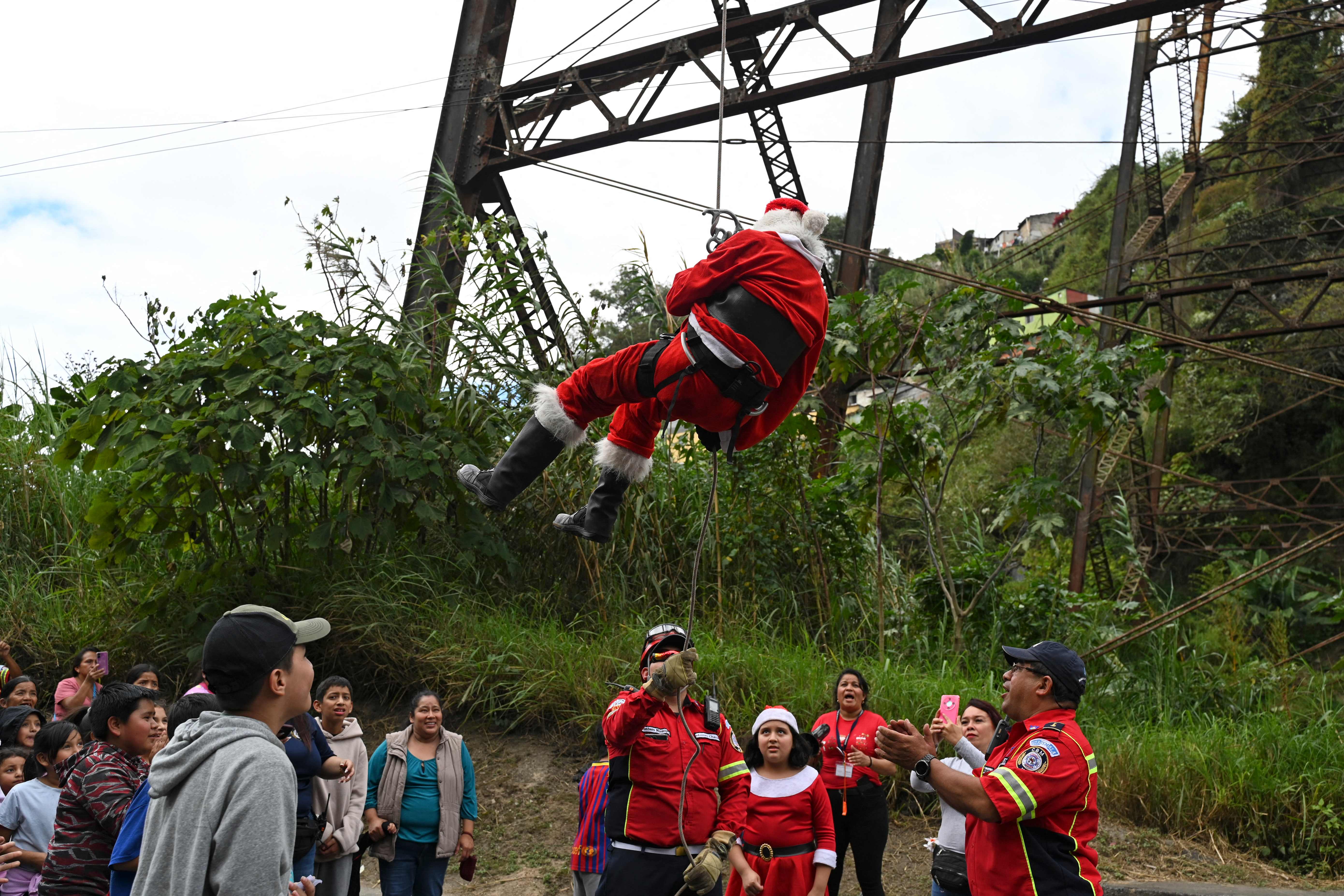 SANTA CLAUS MAYOR CHACON BOMBEROS VOLUNTARIOS'