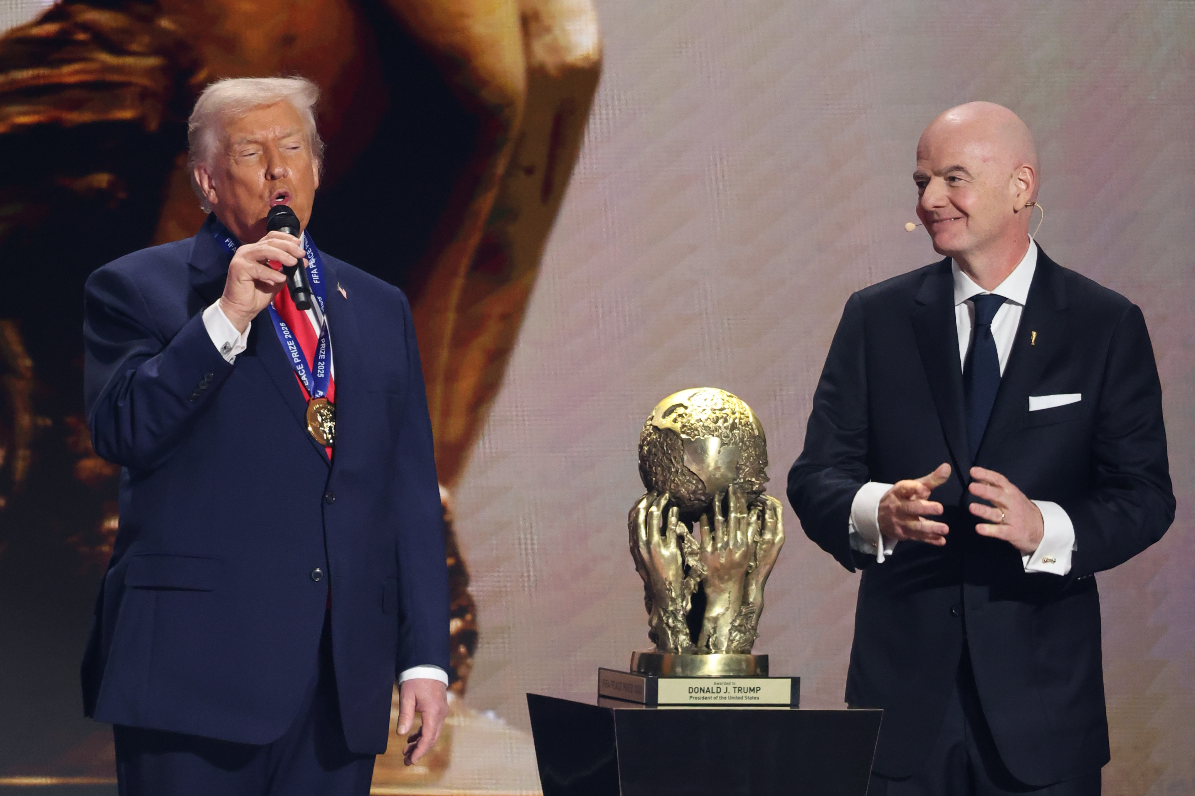 Qué dijo Donald Trump de Cristiano Ronaldo y Lionel Messi durante el sorteo del Mundial 2026