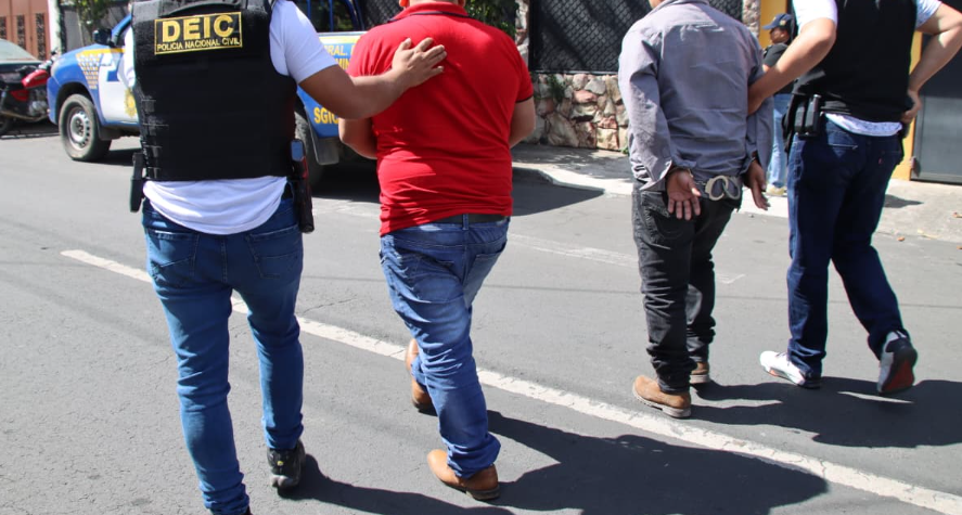 Capturan a guardias privados por atraco a camión de valores en el que una persona murió  