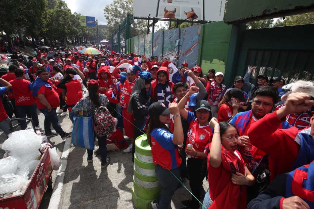Aficionados Superchivos esperan hacer su ingreso al estadio Cementos Progreso. (Foto Prensa Libre: Esbin García).