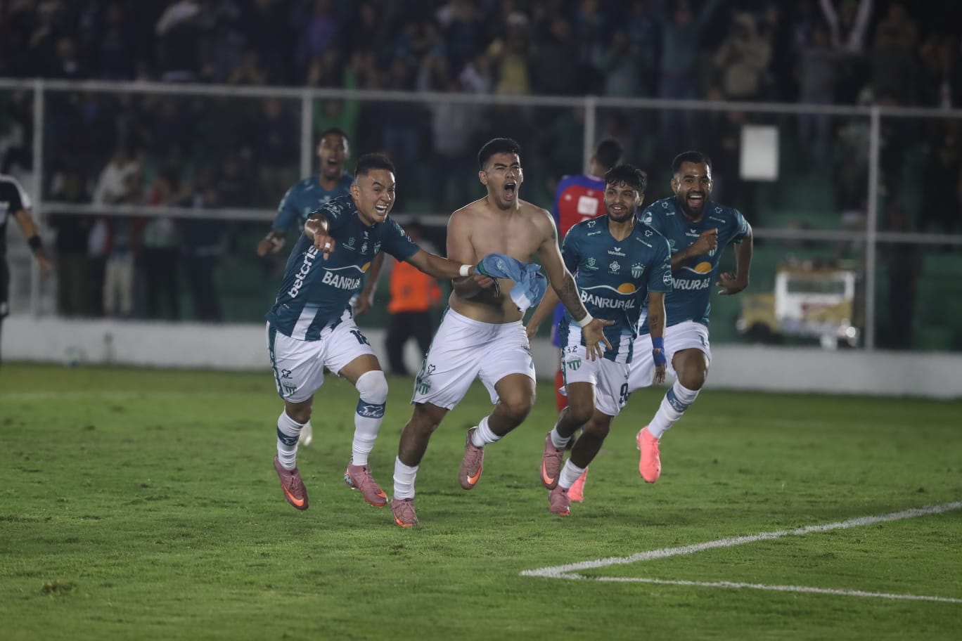Antigua GFC liquida a Xelajú MC en un duelo vibrante y se cita con Aurora en las semifinales del Apertura 2025