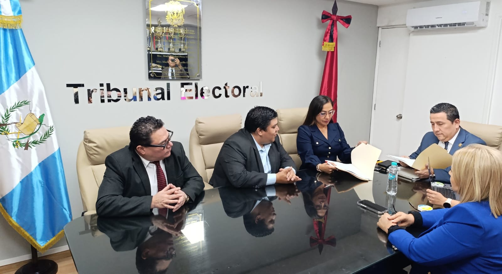 ¿Quiénes son los profesionales que quieren integrar la postuladora del TSE en representación del Cang?