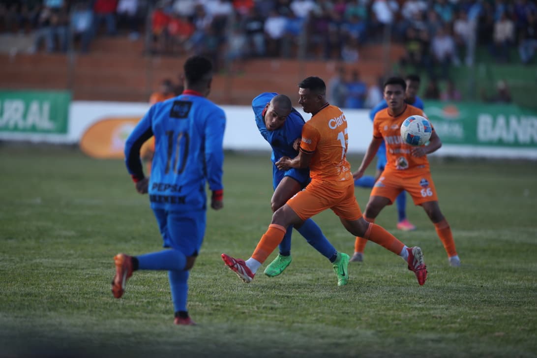 Eddi Hernández y Carlos Castrillo disputan el balón en el partido de ida de las semifinales del Torneo Apertura. (Foto: Prensa Libre, Esbin García).