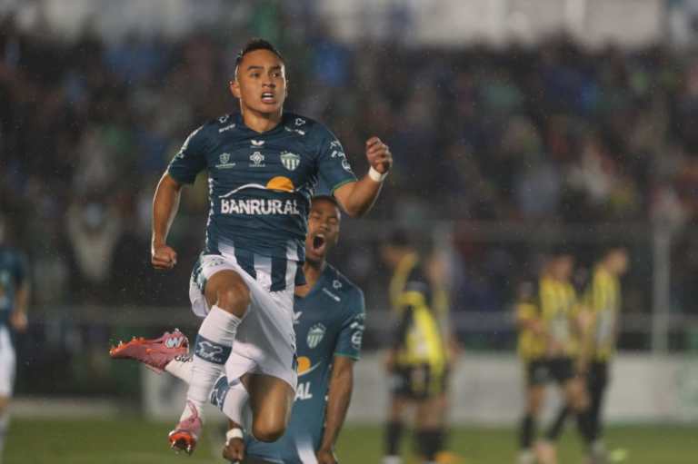 Antigua GFC gana, gusta y golea a Aurora FC para llegar a la final del Apertura 2