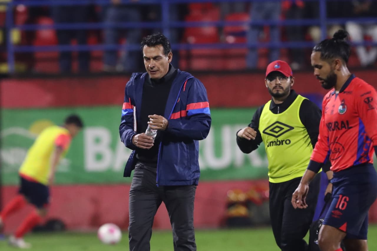 Mario Acevedo, técnico de Municipal, buscará revertir la serie en el estadio Manuel Felipe Carrera El Trébol. (Foto Prensa Libre: Érick Ávila).