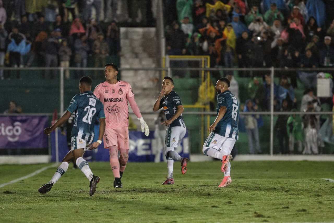 Antigua GFC aprovecha la localía y vence 2-0 a Municipal en el partido ...