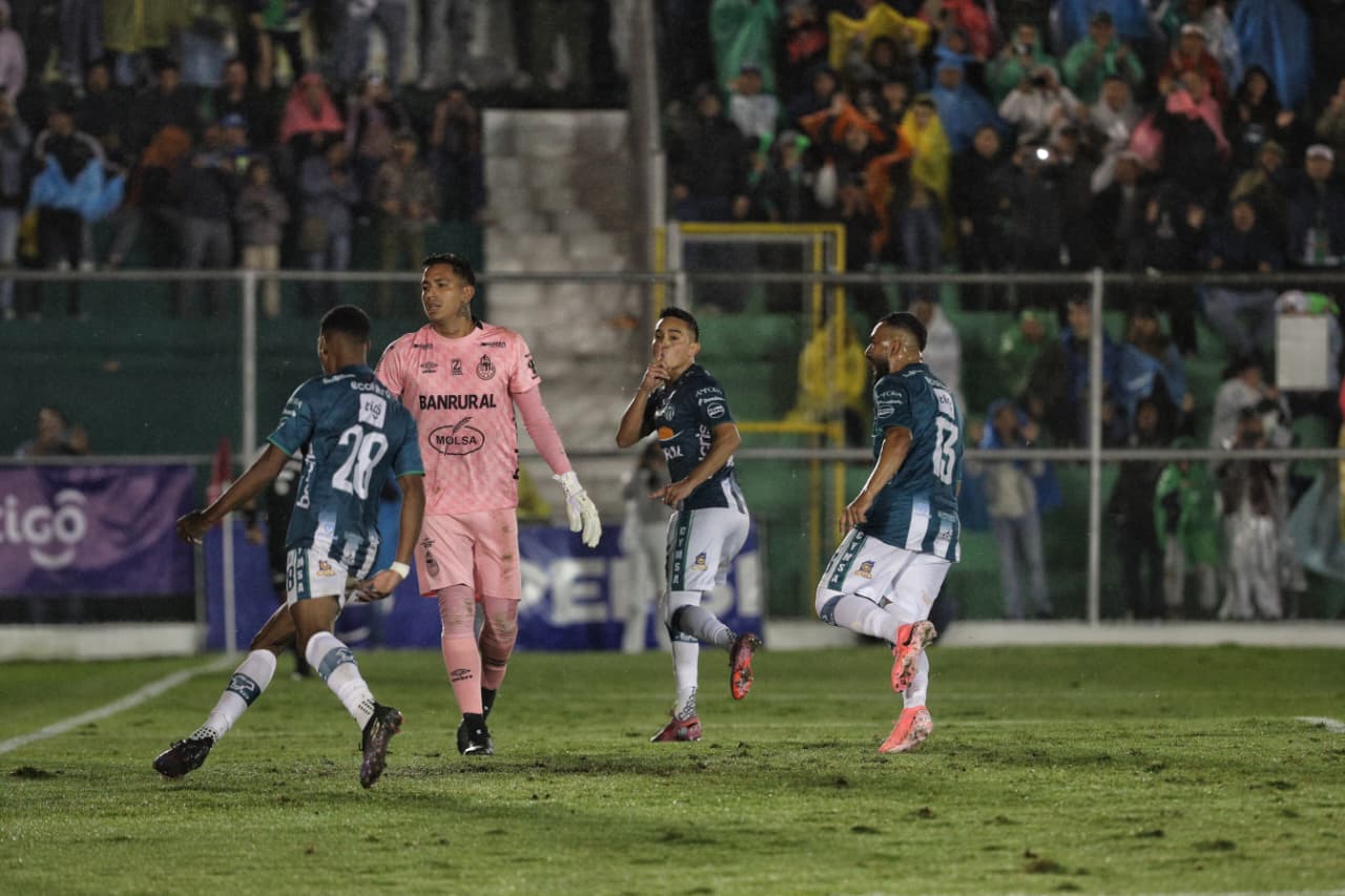 Óscar Santis anoto uno de los dos tantos en la victoria de Antigua GFC, frente a Municipal. (Foto Prensa Libre: Byron Rivera).