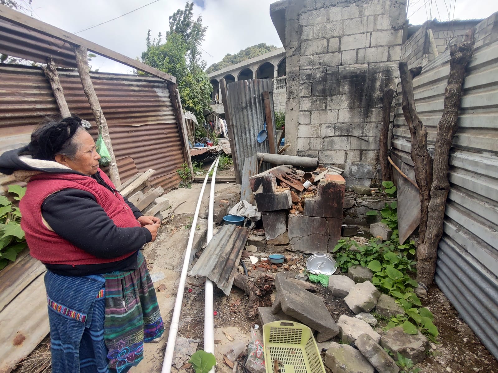 Catalina Xar observa cómo lo que fue su cocina sigue en escombros porque no hay certeza de la fecha de reconstrucción. (Foto Prensa Libre: Andrea Domínguez)