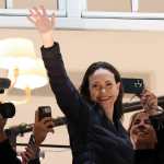 María Corina Machado saluda desde el balcón de su hotel en Oslo.
REUTERS/Leonhard Foeger