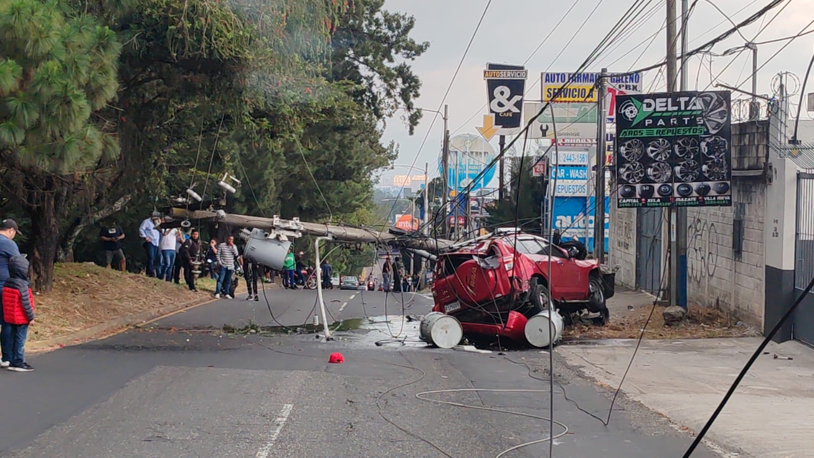 Vehículo choca contra poste en San Cristóbal y bloquea paso hacia Las Charcas