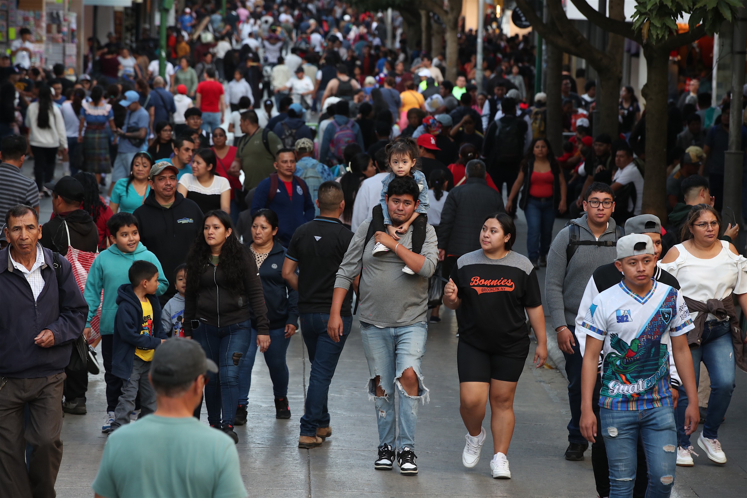 Aguinaldo genera intenso movimiento comercial en la Sexta Avenida este 13 de diciembre