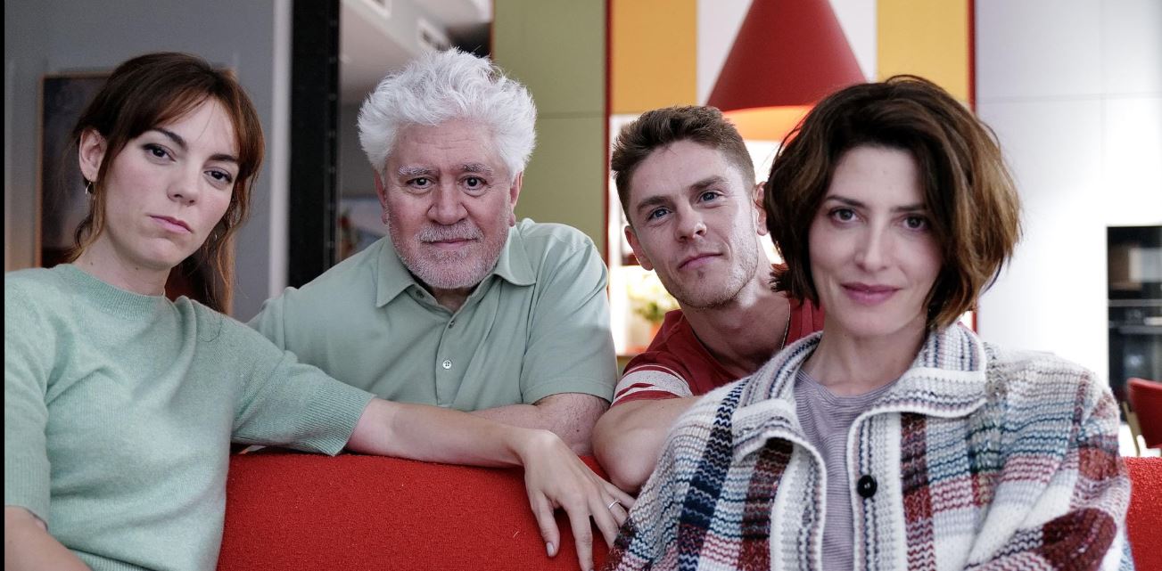 Pedro Almodóvar, Bárbara Lennie, Patrick Criado y Victoria Luengo en Amarga Navidad que se estrenará próximamente.   (Foto Prensa Libre: Warner Bros.)