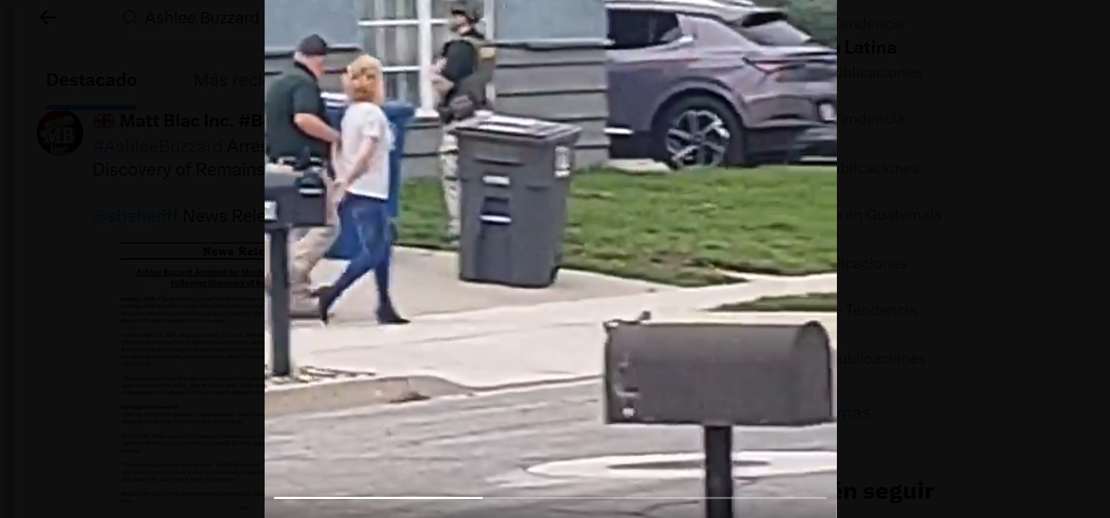 Captura de video del arresto de Ashlee Buzzard, de 40 años, quien habría matado a su hija de 9 años. (Captura de video / @DuchessOfMeme / X)