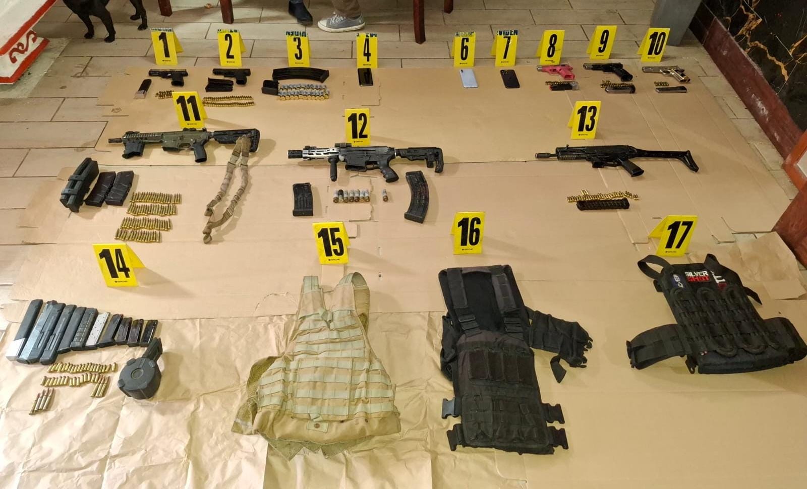 Pistolas, carabinas, tolvas y chalecos antibalas: incautan arsenal en Escuintla