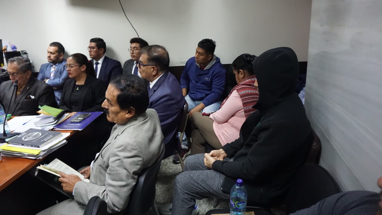 Siete personas son notificadas de los delitos por los que enfrentarán proceso penal, durante la audiencia en el Juzgado Segundo Penal, por su presunta implicación en el desfalco de Q20 millones al CHN. (Foto Prensa Libre: )