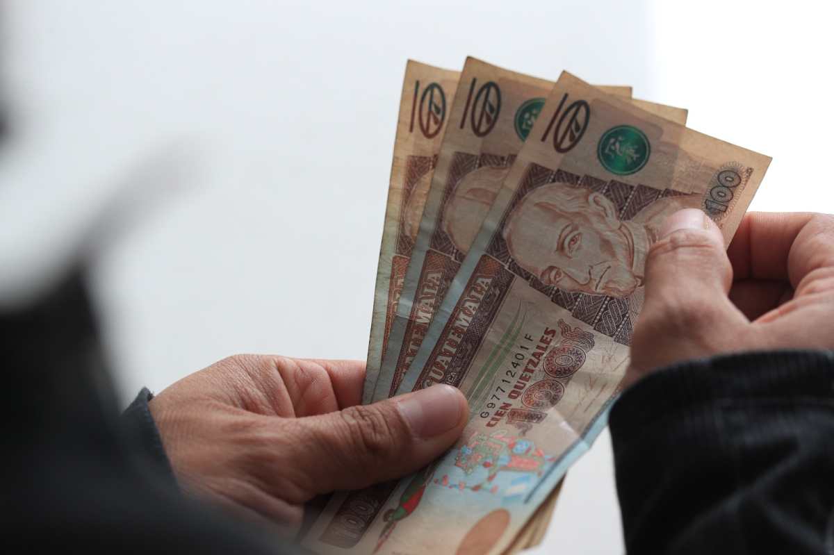 Trabajadores reciben su aguinaldo conforme a las fechas establecidas por la ley, que exige el pago en dos cuotas salvo cuando el empleador entrega el total en diciembre.