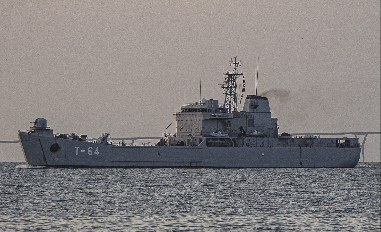 Un buque de la Armado de Venezuela se observa en Maracaibo, Venezuela. (Foto Prensa Libre: EFE)