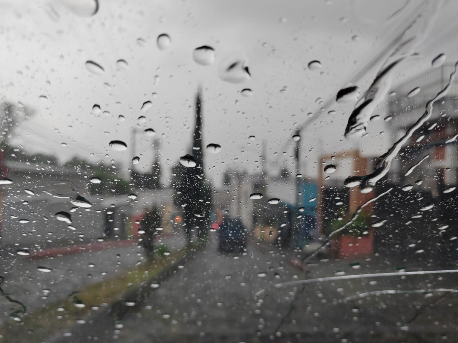 Lluvias intensas sorprendieron a vecinos en la tarde de este jueves 18 de diciembre en el área metropolitana.  (Foto Prensa Libre: César Pérez Marroquín)