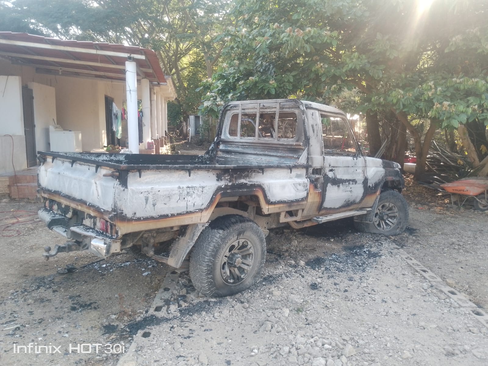 Picop Toyota Land Cruiser calcinado localizado en la aldea El Carmen, Nentón, tras el asesinato de Luis Amed Guillén Albores, presunto líder del cartel Chiapas–Guatemala.