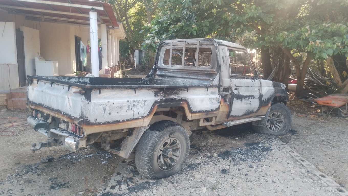 Picop Toyota Land Cruiser calcinado localizado en la aldea El Carmen, Nentón, tras el asesinato de Luis Amed Guillén Albores, presunto líder del cartel Chiapas–Guatemala.