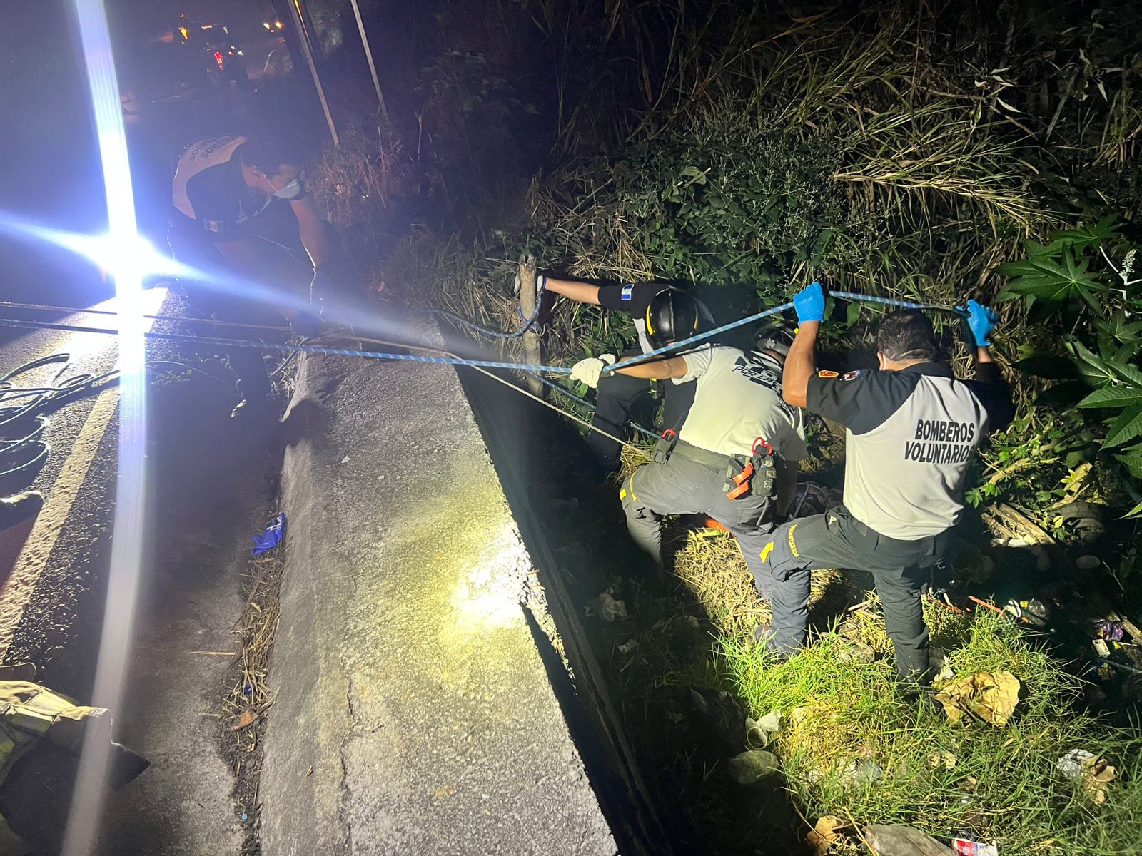 Autoridades procesan el área donde fueron localizados 12 cuerpos y osamentas en un barranco utilizado como basurero clandestino en la zona 25 de la capital.