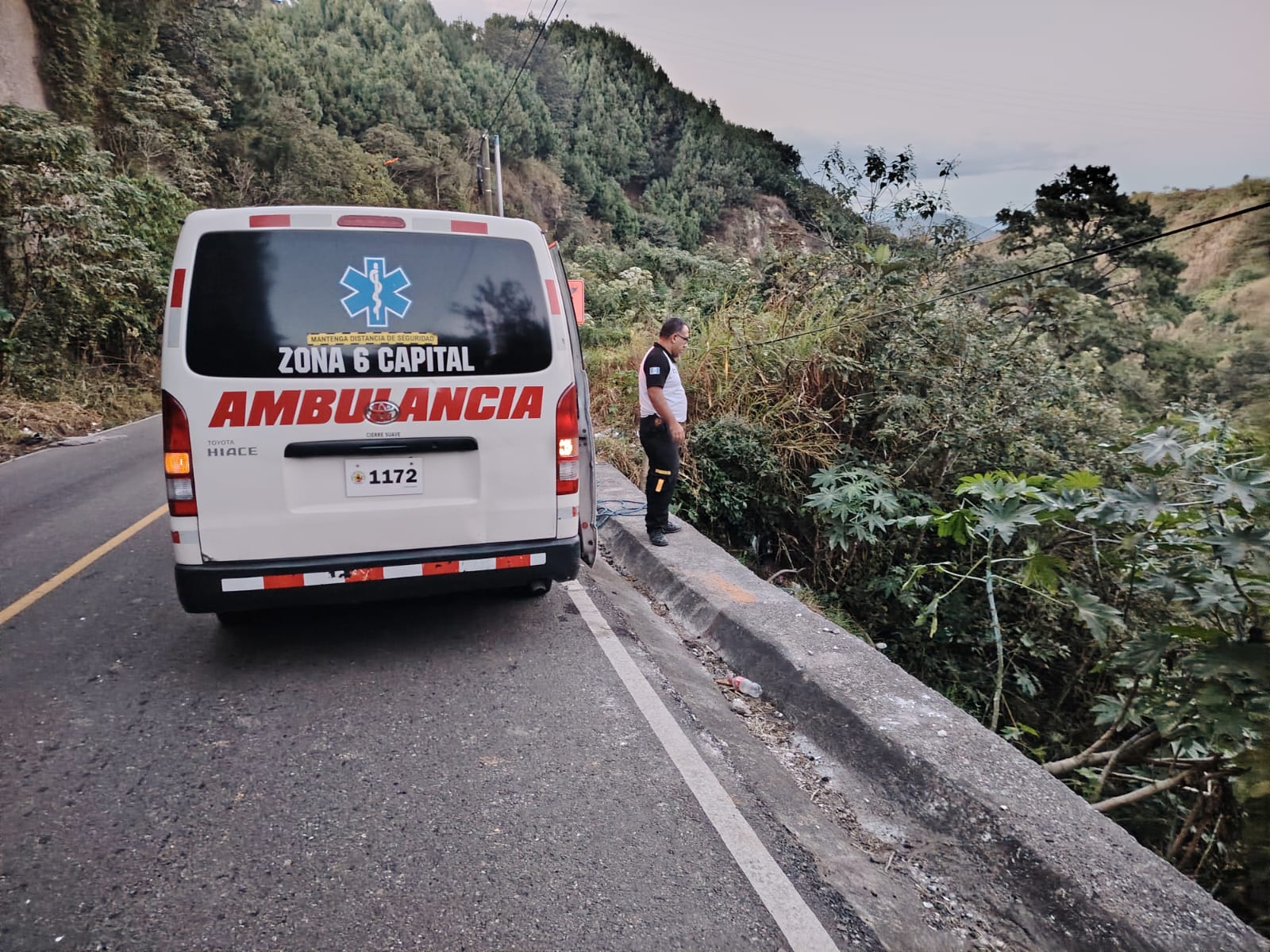 Bomberos Voluntarios inspeccionan el área boscosa del kilómetro 14, zona 25, tras localizar tres cadáveres envueltos en sábanas. (Foto Prensa Libre: CVB)