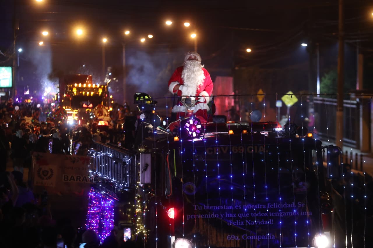 Música y personajes llenan el Anillo Periférico durante el desfile navideño de los Bomberos Voluntarios