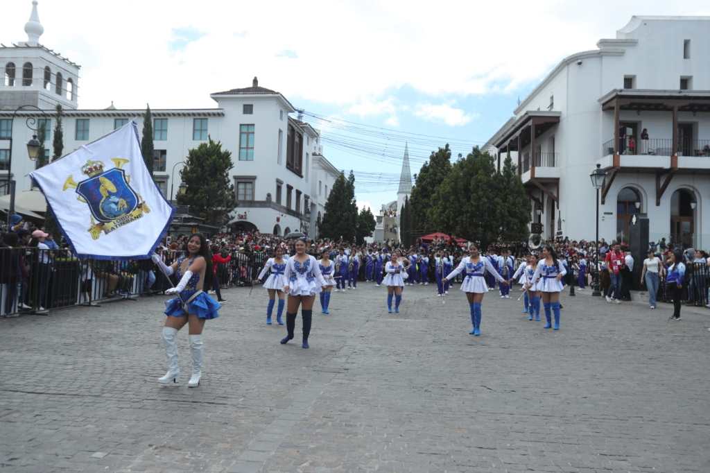 desfile de globos gigantes - batonistas