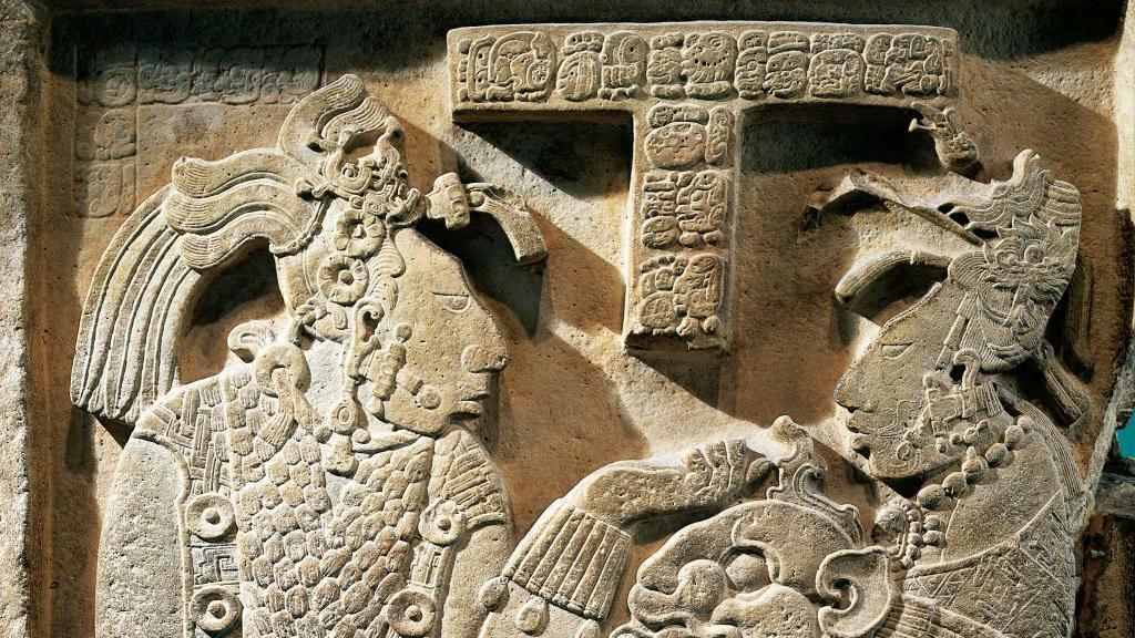 Los mayas dejaron algunas inscripciones en piedra que contenían fechas (al centro, arriba) importantes en su historia. Getty Images