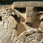 Los mayas dejaron algunas inscripciones en piedra que contenían fechas (al centro, arriba) importantes en su historia. Getty Images