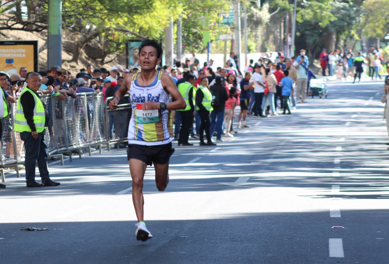 Williams Julajuj cruza la meta y celebra su triunfo en la 67 edición de la San Silvestre, disputada en la capital. (Foto Prensa Libre: Annie Juárez)