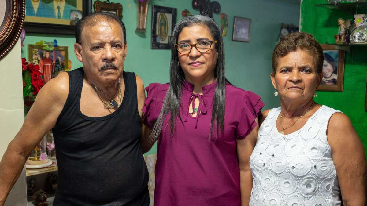 Ernesto Mendoza e Isidora Gómez con su hija Jovana, a 37 años de vivir en primera persona la invasión de EE.UU. a Panamá. Óscar Sulbarán