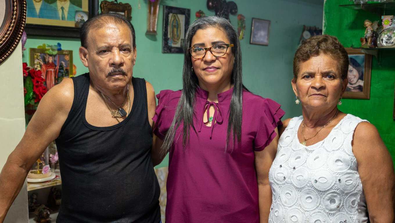 Ernesto Mendoza e Isidora Gómez con su hija Jovana, a 37 años de vivir en primera persona la invasión de EE.UU. a Panamá. Óscar Sulbarán