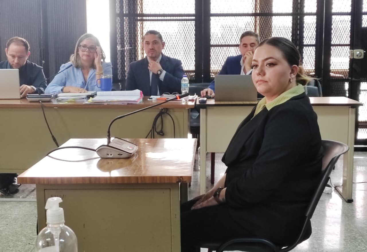 Shirley Szarata declara ante el Tribunal Cuarto de Sentencia Penal sobre el comportamiento de Carlos García Rubio tras la muerte de su hermano. (Foto Prensa Libre: Foto Prensa Libre: Moisés Xec)