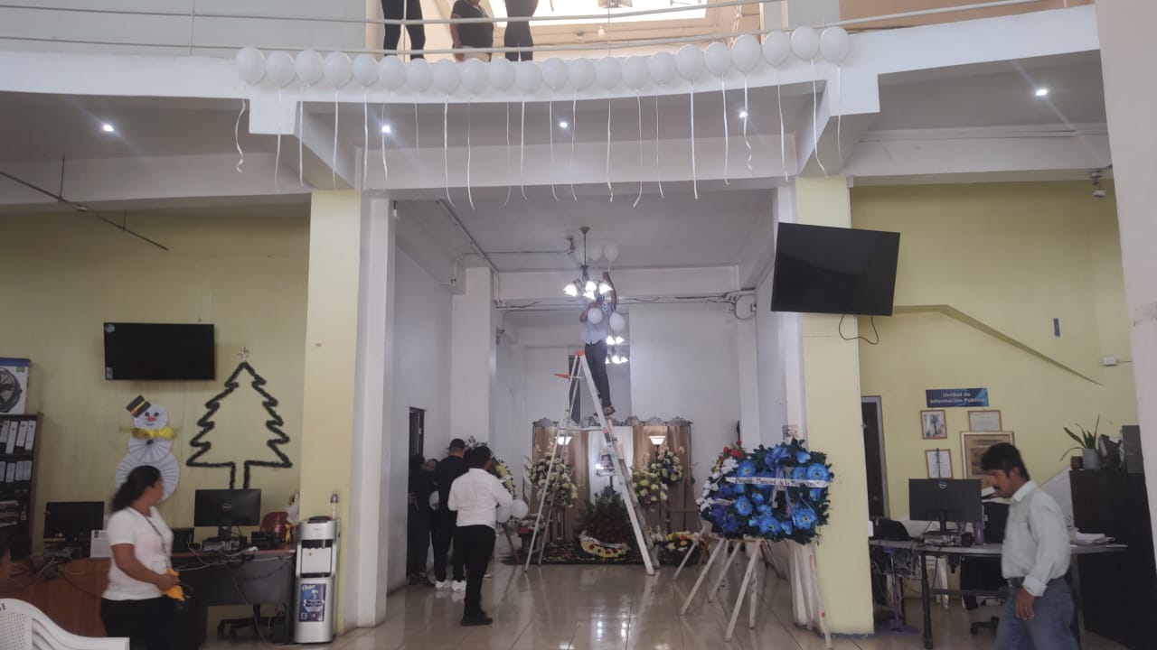 Familiares y vecinos esperan entrega de restos del alcalde Nelson Marroquín; el MP continúa con la investigación