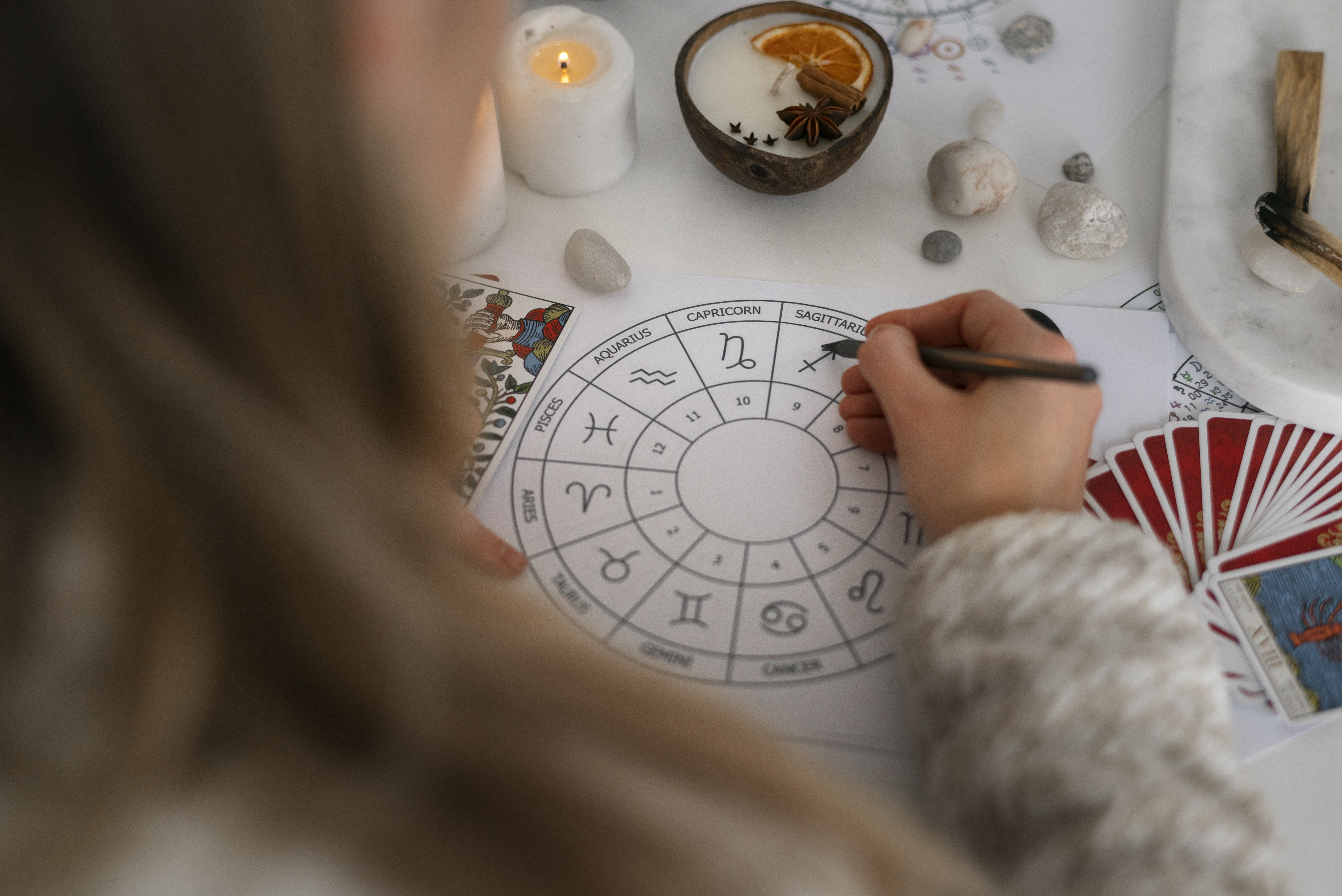 La astrología asocia cada signo con prácticas para potenciar amor, dinero y buena suerte. (Foto Prensa Libre: Freepik)