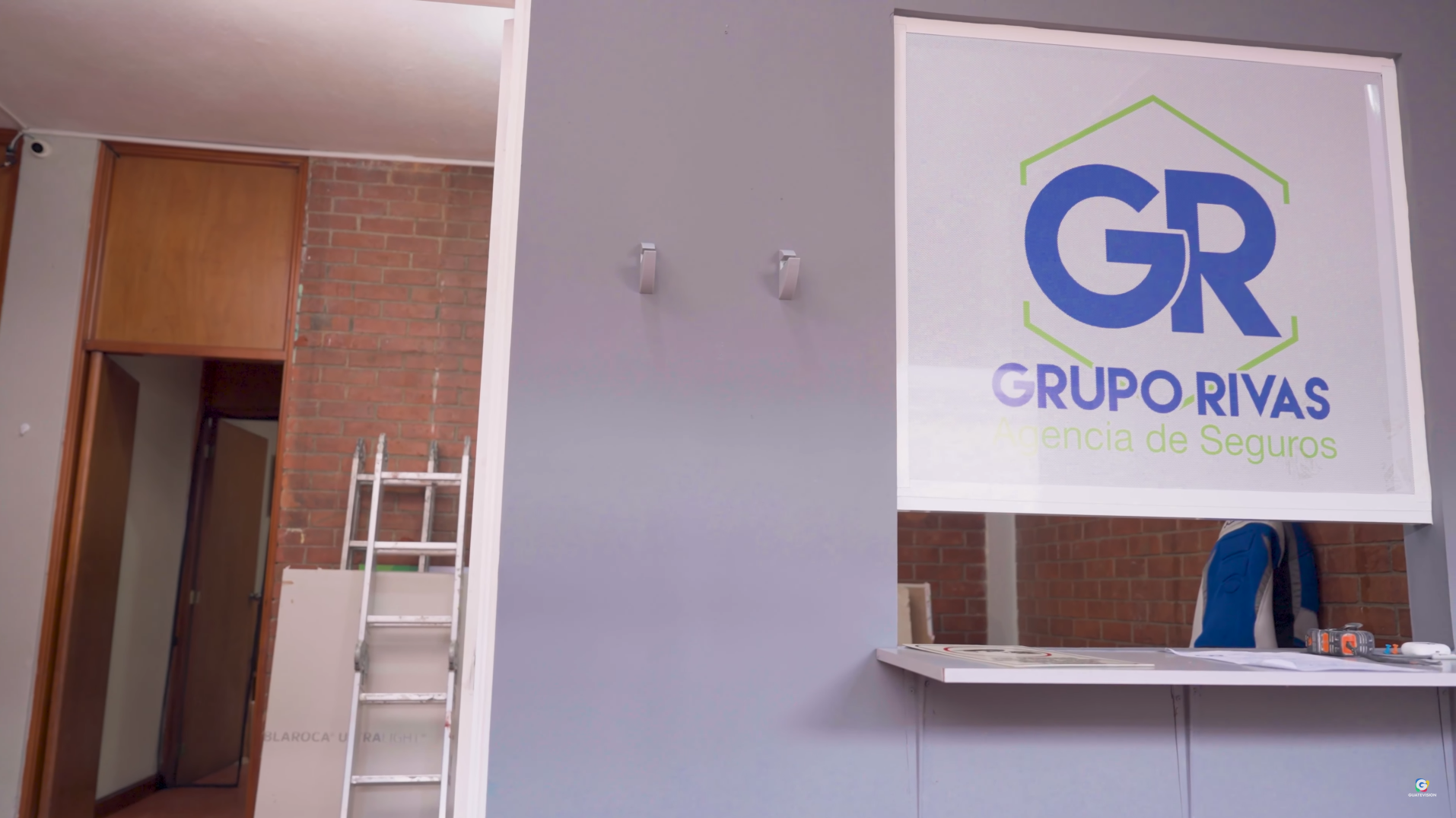 Estado original de la oficina de Grupo Rivas, antes de la intervención realizada por el programa Manos a la Obra. El espacio presentaba limitaciones y estéticas. (Foto, Prensa Libre: cortesía)