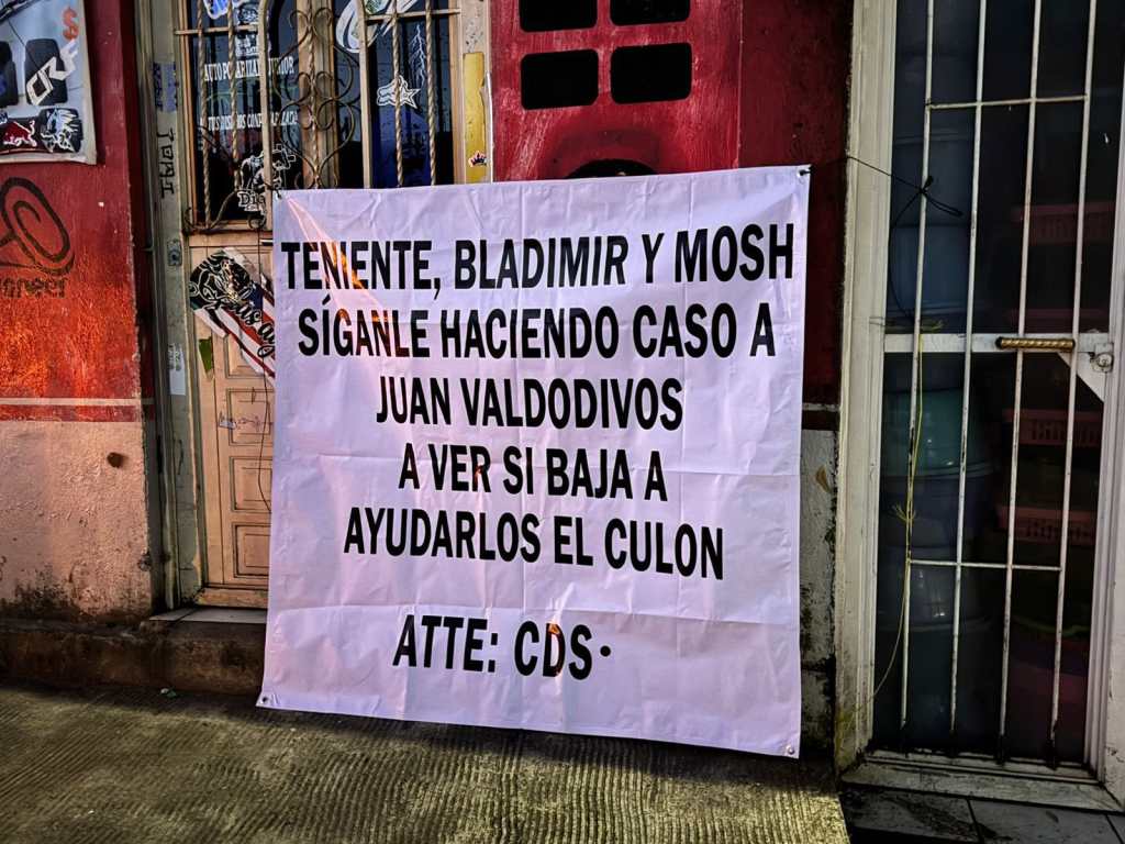 Manta con mensaje alusivo a “El Teniente Jr.”, hijo de “El Tío Balde”, vinculados al Cártel Chiapas-Guatemala.