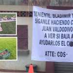 Composición de una manta y armamento táctico incautado tras los ataques en la frontera entre Guatemala y México.