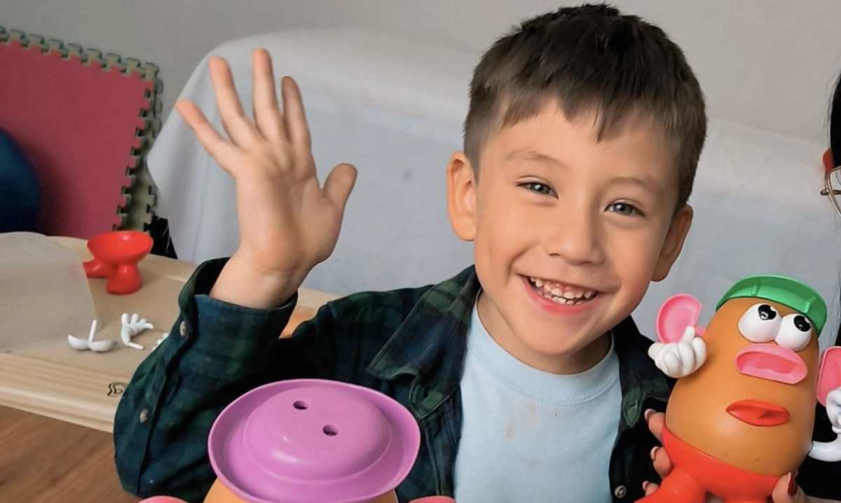 El niño Édgar Gadiel Alvarado Castellanos de cinco años, sonríe junto a sus juguetes. (Foto Prensa Libre: Cortesía)