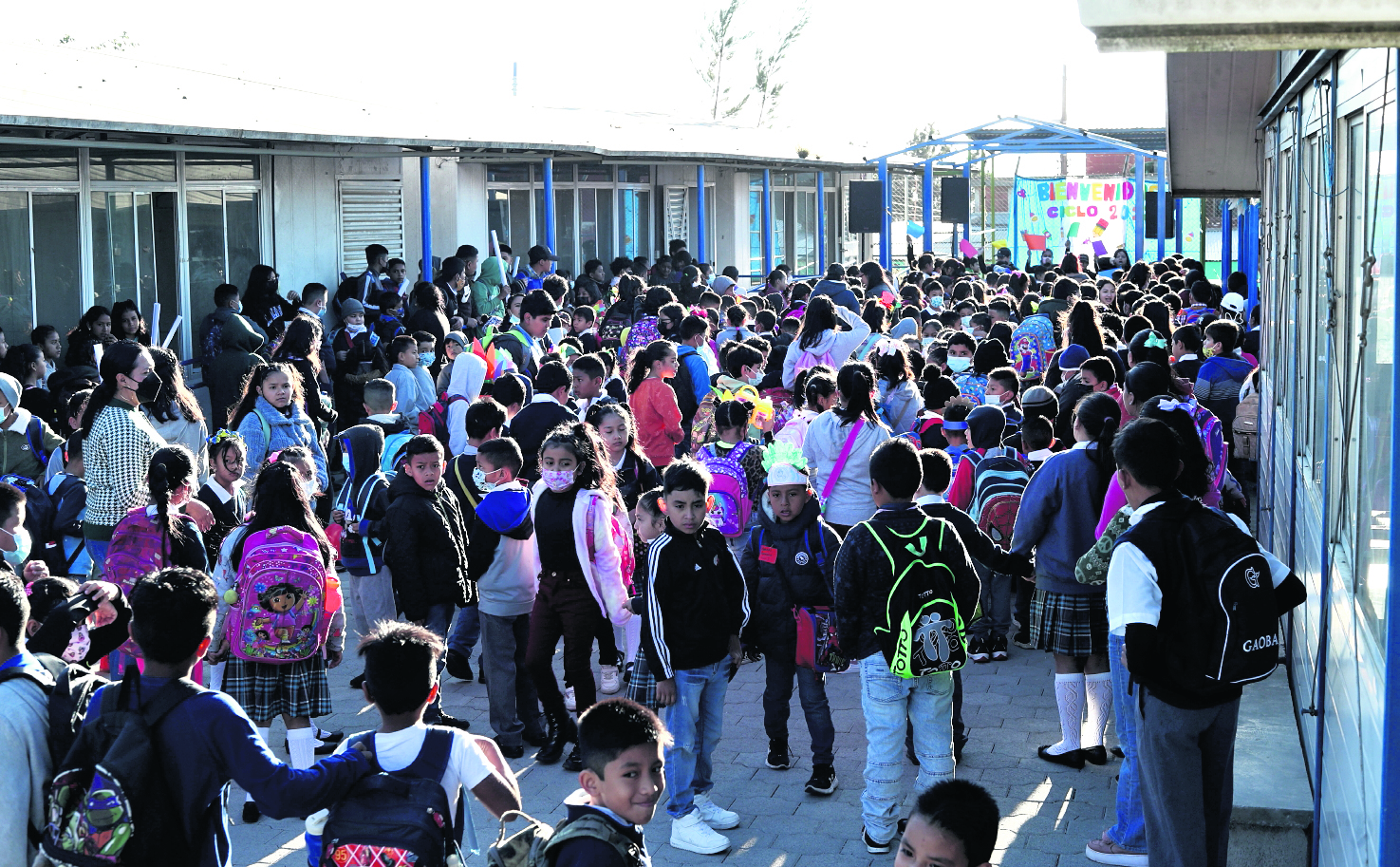 Inicio de clases en el sector público, varios niños de la escuela urbana mixta 824 en ciudad Peronia asisten en su primer  día a clases. 




Fotografía  Esbin Garcia 20-02-23