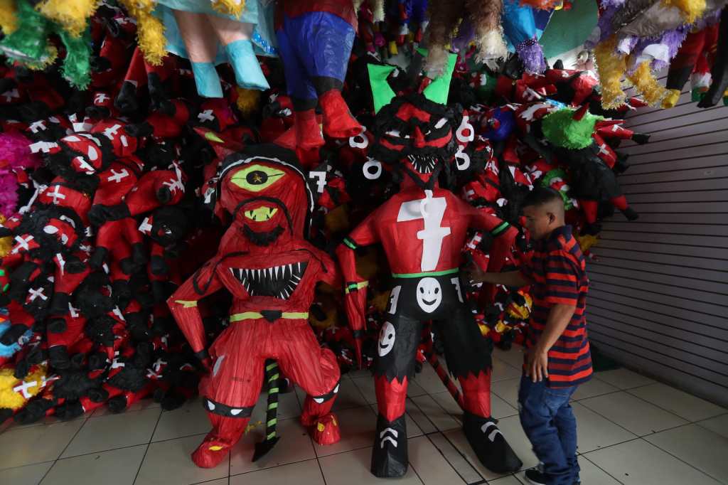 quema del diablo en Guatemala (2)