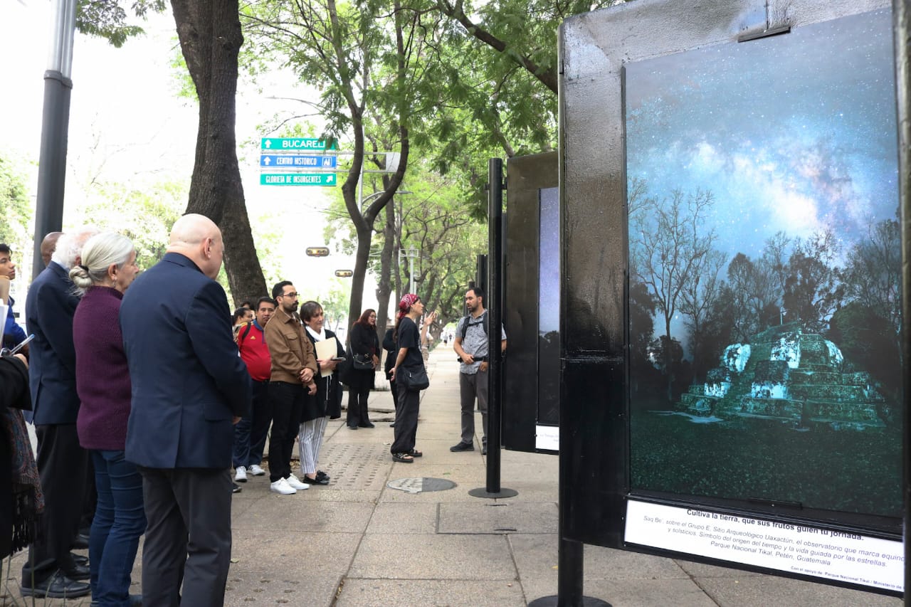 Sergio Montúfar lleva los cielos mayas desde sitios sagrados al Paseo de la Reforma en Ciudad de México