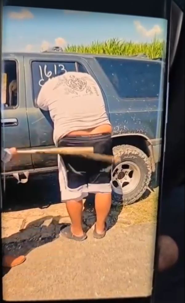 Hombre retenido durante un hecho de violencia relacionado con asaltos en rutas de tránsito en México.