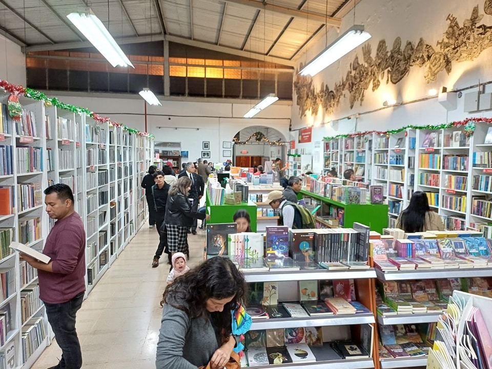 Organizan venta nocturna de libros, teatro de títeres y más actividades familiares para fin de año en zona 1 capitalina