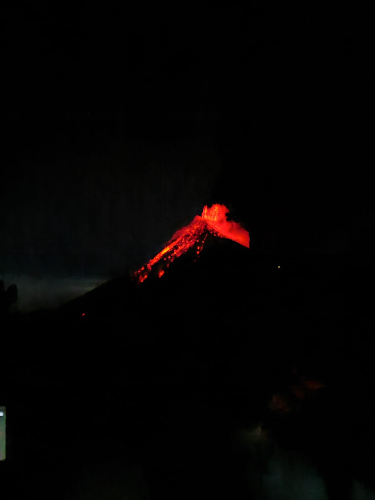 Actividad explosiva del Volcán de Fuego registrada durante diciembre, con emisión de gases y ceniza, según reportes del Insivumeh, en la imagen se muestra una explosión de enero 2025. (Foto, Prensa Libre: Glenda Burrión)