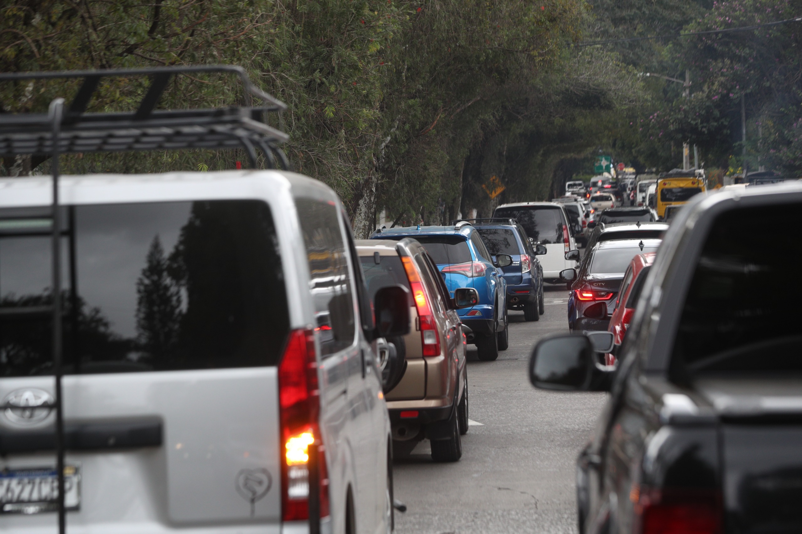 Vehículos avanzan con lentitud por una de las principales vías de ingreso a la capital, durante la hora pico de la mañana. (Foto Prensa Libre: Byron Baiza)
